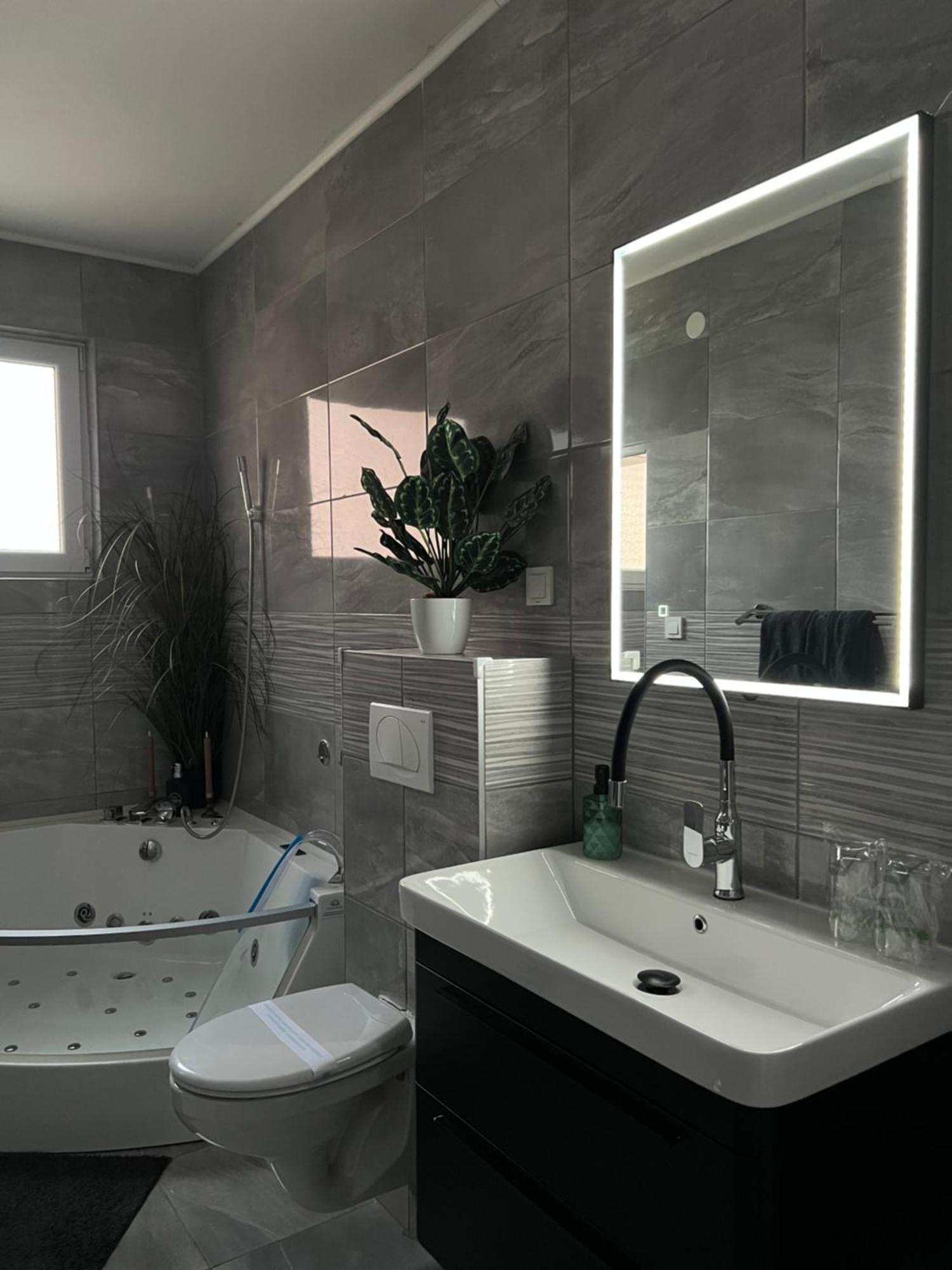 Luxrooms - Hotel Type With Private Jacuzzi Belovár Kültér fotó