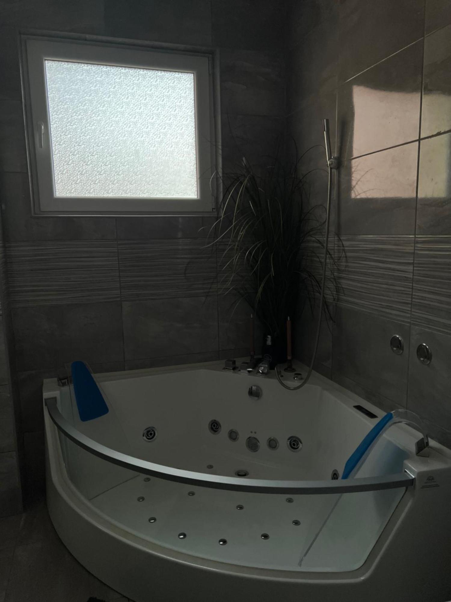 Luxrooms - Hotel Type With Private Jacuzzi Belovár Kültér fotó